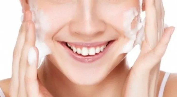 ¿Cómo eliminar el brillo de la cara?