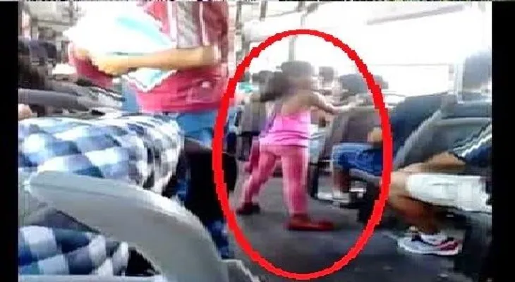 Video: Una niña de 6 anos sube al autobús con su papá y conmociona 