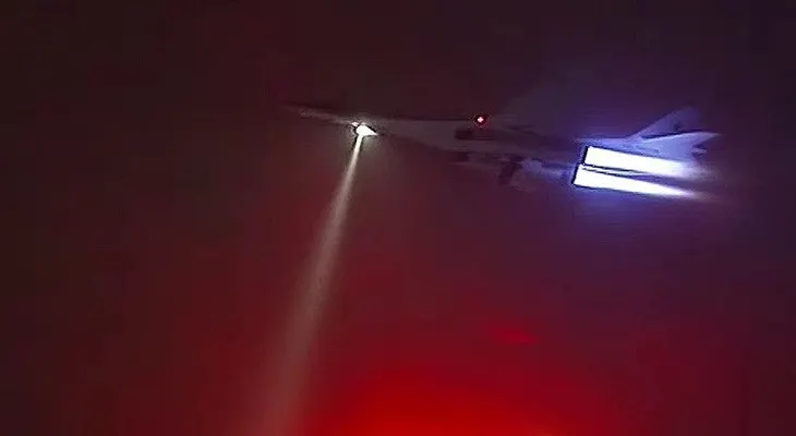 Un Tu-160 cargado con misiles de crucero reposta durante un vuelo nocturno rumbo a Siria (VIDEO)