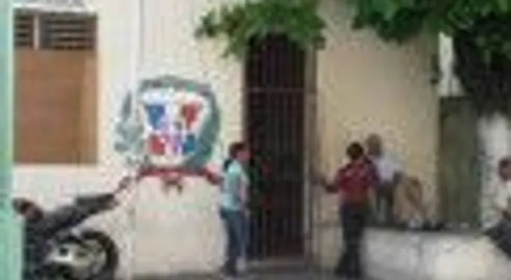 Raptan y balean hombre en banco