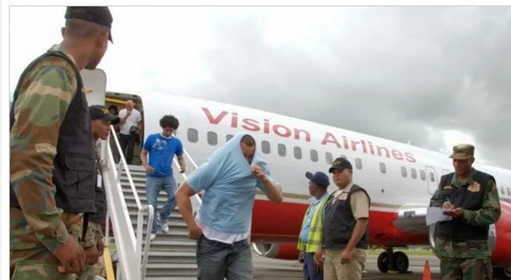  55 dominicanos llegan al país repatriado por Estados Unidos
