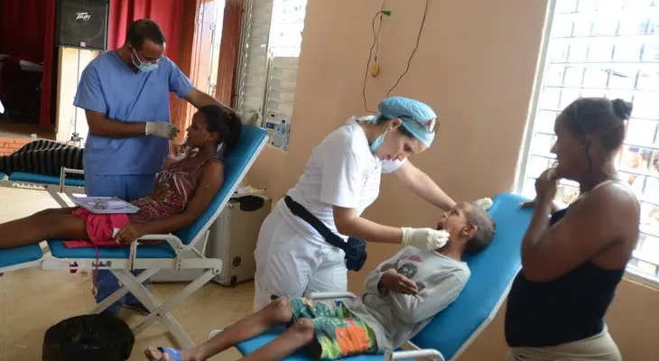 MOPC realiza operativo médico, fumigación y recogida de desechos en Sabana Perdida