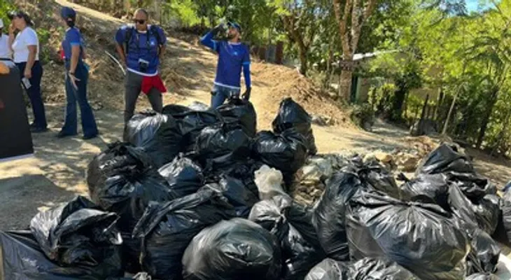 Retiran 7,550 libras de residuos de las riberas del río Camú en La Vega
