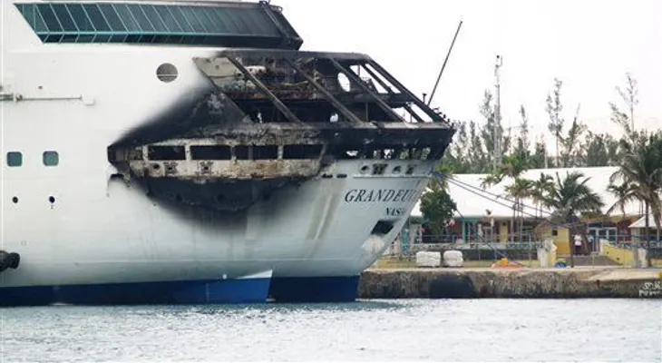 Pasajeros regresan de EEUU tras incendio de crucero