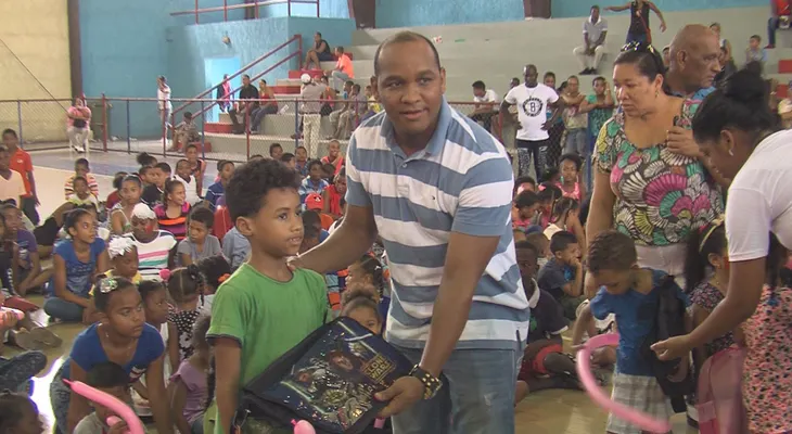 Fundación entrega útiles escolares a niños de escasos recursos