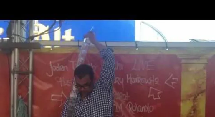 "El último y nos vamos": Lo que hace este barman con 17 vasos a la vez es impresionante 
