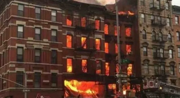 Dos heridos tras incendiarse y derrumbarse edificio en Nueva York 