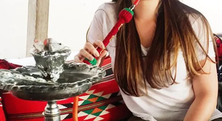 Hija del expresidente Fernández con una Hookah