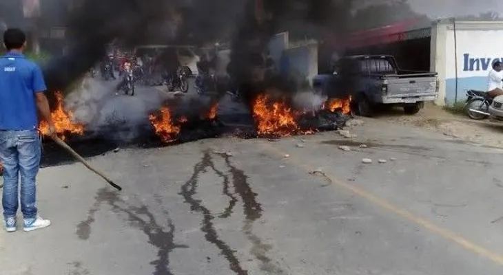 Queman gomas en demanda de reconstrucción de calles en comunidades de Santiago