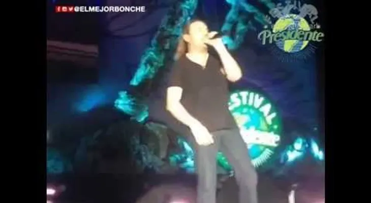 Vocalista de Maná se cae durante presentación en el Festival Presidente