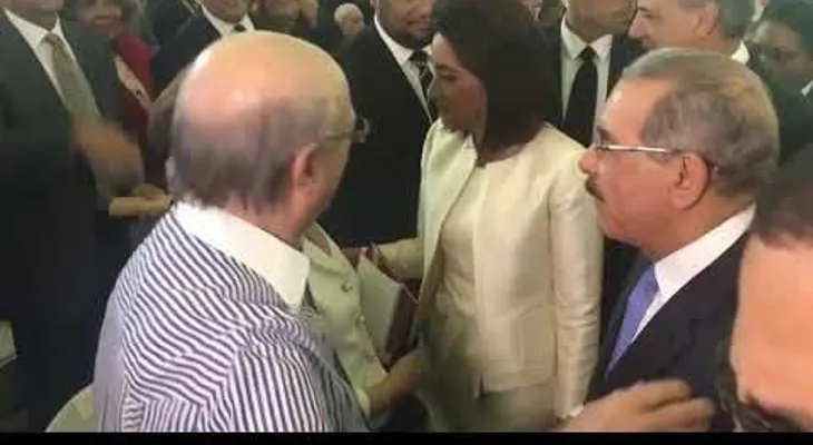 Entre políticos te veas:  El abrazo de Danilo e Hipólito; y al que le sirva el traje que se lo ponga
