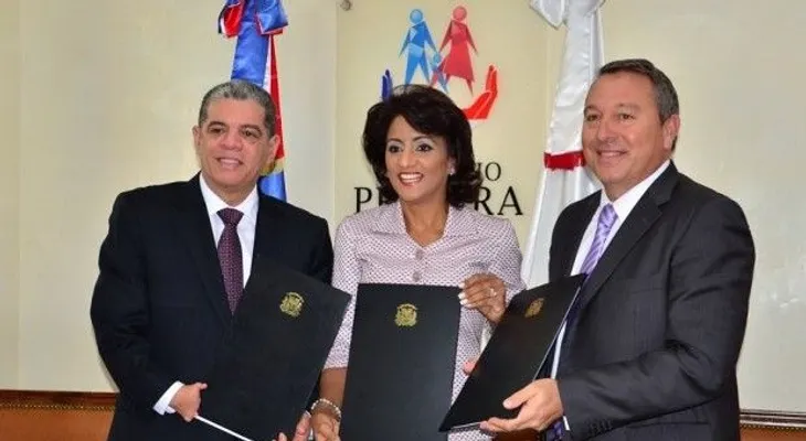 Primera Dama firma convenio para capacitar maestros atenderán a niños especiales