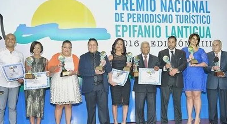 Wendy Almonte, de El Caribe, gana el gran premio de periodismo turístico Epifanio Lantigua, de Adompretur