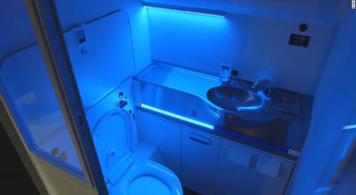 ¿Quién está listo para un baño de avión que se limpia solo?
