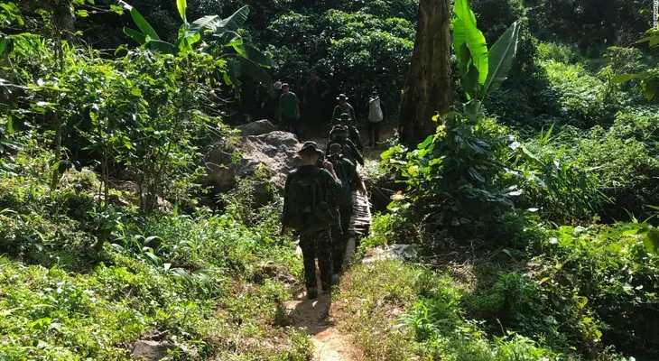 Se complica caso de niños atrapados en cueva: rescatistas recorren la selva para acceder desde arriba