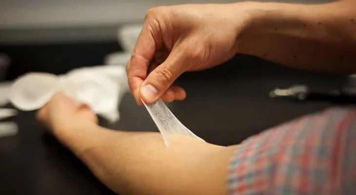 Se vuelve viral el invento de una piel elástica que quita las arrugas y rejuvenece