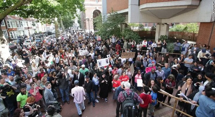 Incendio en Londres: residentes furiosos entran al Ayuntamiento cantando ?queremos justicia?