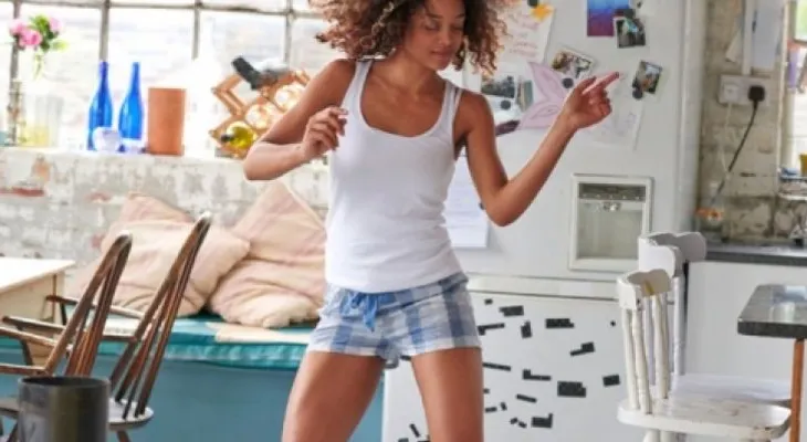 12 acciones que toda mujer hace al vivir sola