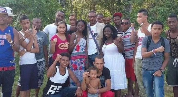Dirigente político agasaja a jóvenes de Los Guarícanos