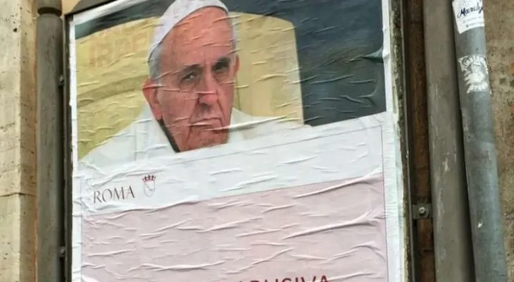 Decenas de carteles anónimos en Roma exhiben críticas al papa Francisco