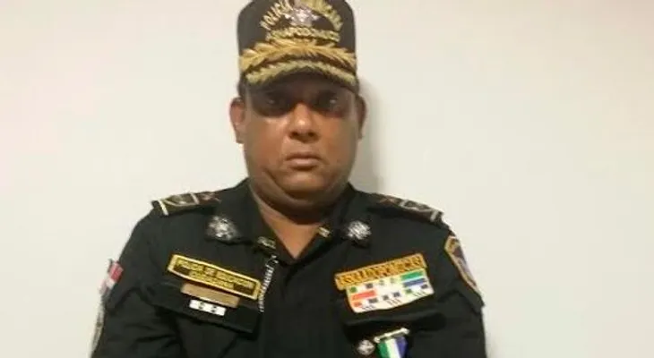 Hijo de Euclides parece tener problemas mentales; se viste de militar, tiene su propia PN y una escolta de 8 coroneles