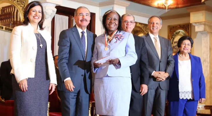 Danilo Medina entrega Medalla al Mérito Magisterial en el Día del Maestro
