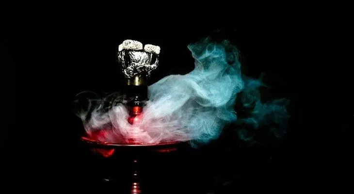 Un niño se ahoga mientras su padre fumaba "hookah"