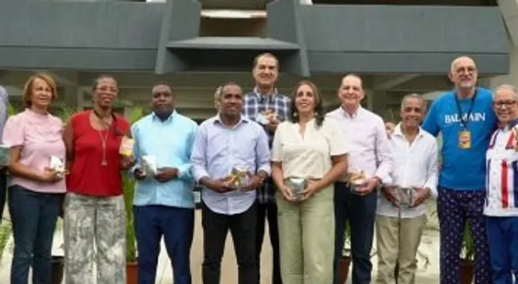 Abadina entrega acreditaciones y pases permanentes a Inmortales y Viejas Glorias del baloncesto distrital