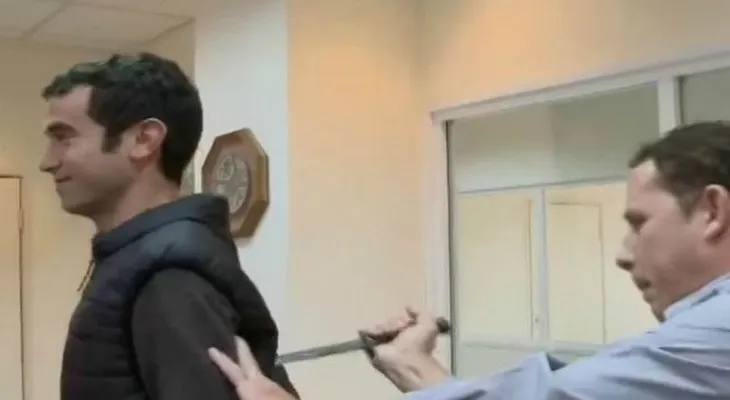 Prueba de un chaleco anticuchillos termina de manera inesperada (VIDEO)