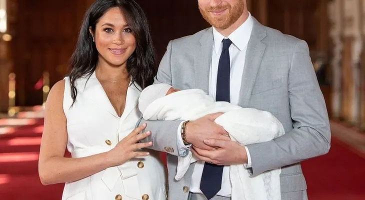 Revelan que el príncipe Harry tenía otra mujer mientras salía con Meghan Markle