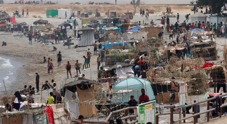 Más de 80 chozas albergan a migrantes en una playa de Ceuta