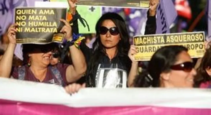 En el MUNDO reclaman el fin violencia contra la mujer: "quien ama no mata, machista asqueroso" 