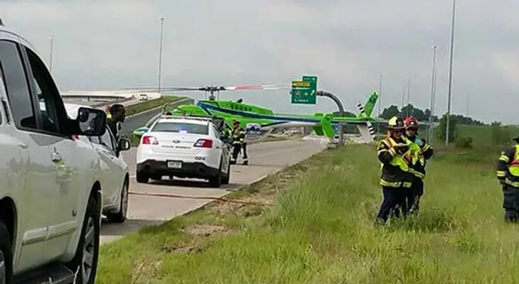 Un policía distrajo a esta niña luego de que su padre falleciera en un trágico accidente
