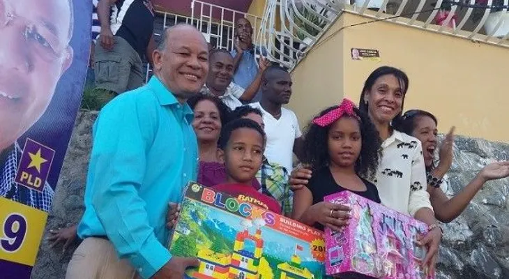 José García entrega juguetes a niños de SDN en Día de Reyes