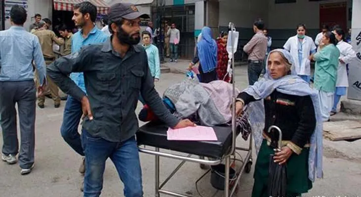 15 muertos y decenas de heridos tras el colapso de un edificio en Pakistán