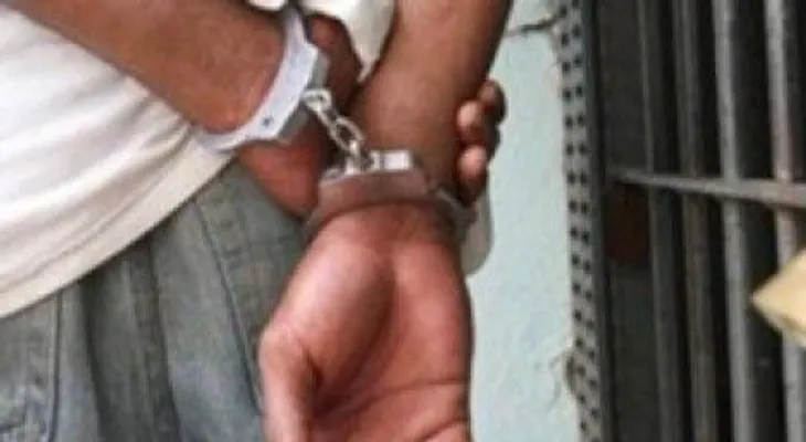 Apresan agente policial cuando asaltaba a una persona 