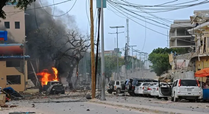 Al menos 5 muertos por explosiones y ataque a un hotel en Somalia