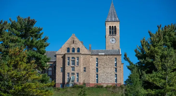 Demandante de Cornell afirma que el presidente de la universidad la hizo sentir "sin apoyo y desacreditada"