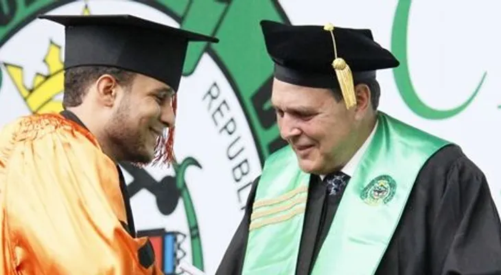 La UCE entrega 342 nuevos profesionales