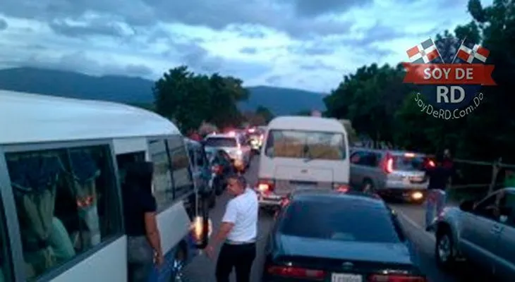 Mueren 4 al chocar yipeta con furgón que se desprendió a camión