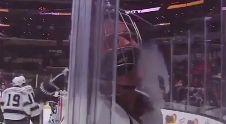 Justin Bieber fue a jugar al hockey sobre hielo y se topó con un rudo defensor de los Arizona Coyotes