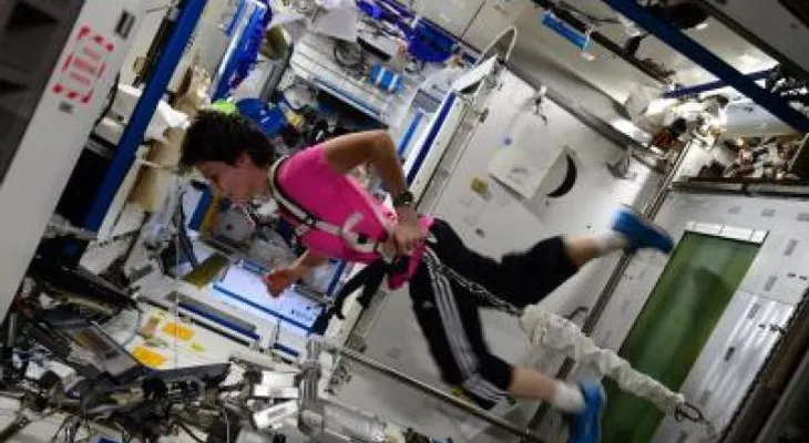 ¿Cómo se mantienen en forma los astronautas?