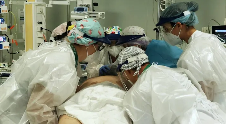 Tratar Covid-19 con antidepresivo fluvoxamina reduce riesgo de hospitalizaciones prolongadas