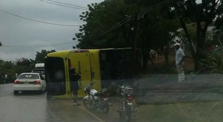 Varios lesionados al volcarse autobús de Caribe Tours salió de Dajabón