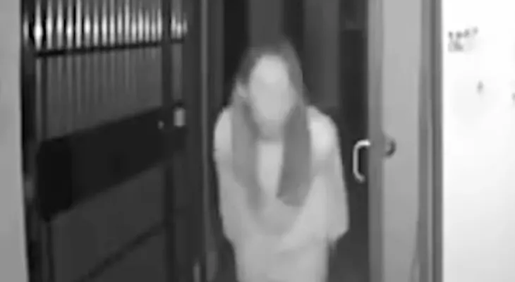 Mujer sospechosa de coronavirus escupe manubrios de puertas de sus vecinos 