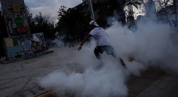 Un muerto y un bus quemado en nueva noche de protestas en Chile por pandemia