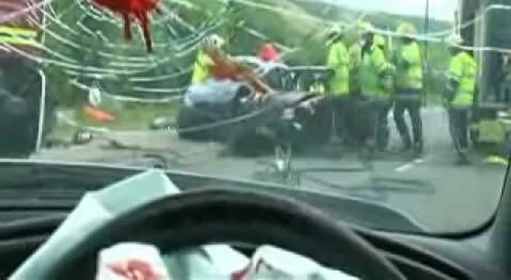 Video: el peor accidente de auto jamás grabado, voló 20 metros en el aire