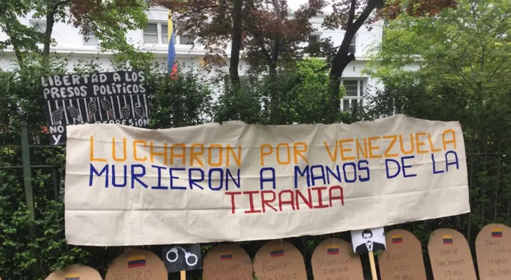 "Tumbas" en honor a fallecidos en protestas: venezolanos en Washington envían mensaje a Maduro y el mundo
