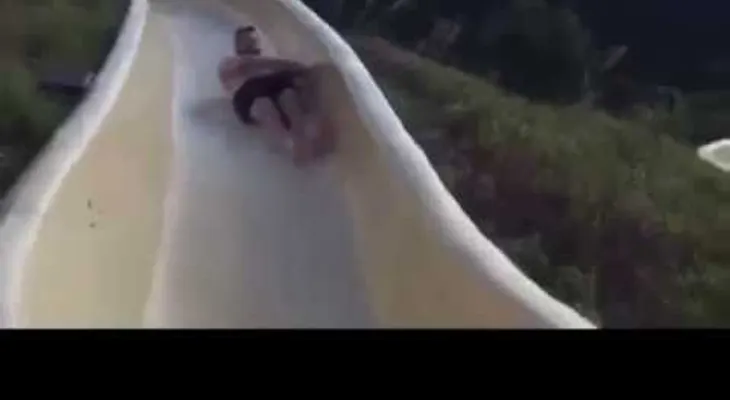 Se cae de un tobogán y se rompe brazos y costillas (VIDEO)
