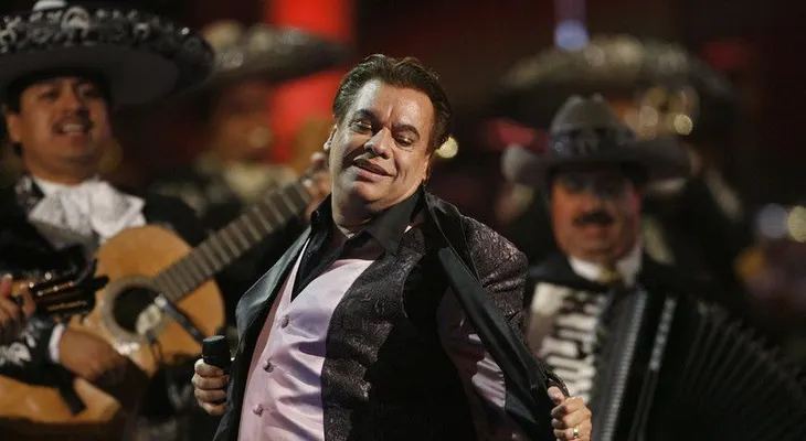 Una foto con la "prueba de vida" de Juan Gabriel aviva la polémica sobre su muerte